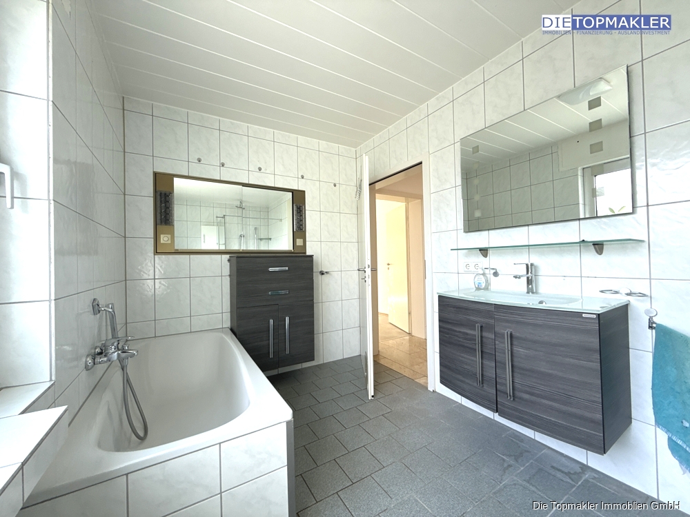 Großzügige Erdgeschoss Wohnung mit Garten - Badezimmer (83990)