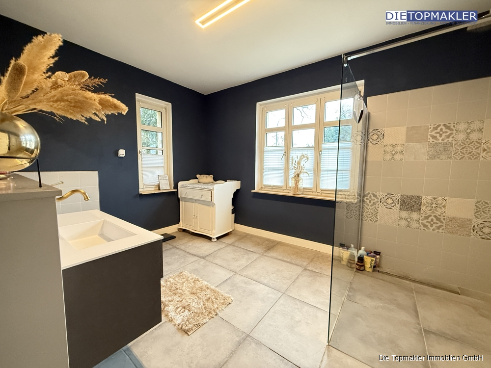 Einfamilienhaus mit viel Potenzial - Badezimmer im Erdgeschoss (82266)