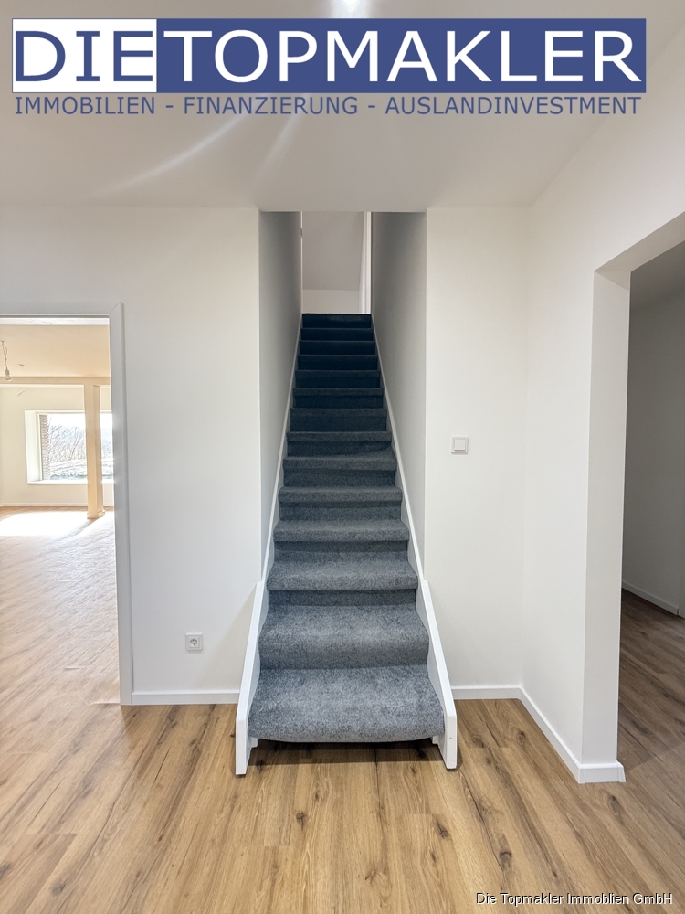 Modernisiertes Einfamilienhaus mit attraktiver Mieteinnahme, großzügigem Garten, Garage & Carport - Treppe zim Obergeschoss (85491)