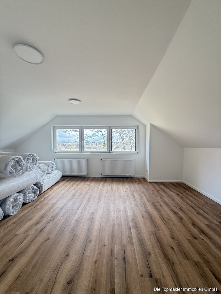 Modernisiertes Einfamilienhaus mit attraktiver Mieteinnahme, großzügigem Garten, Garage & Carport - Schlafzimmer (85498)