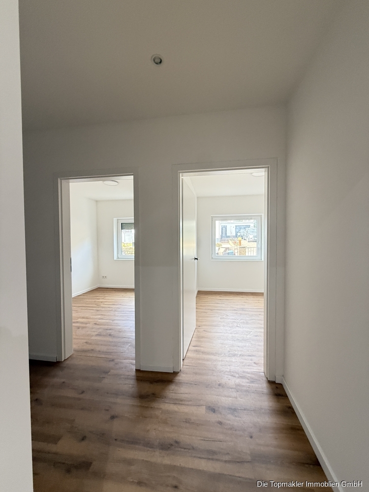 Modernisiertes Einfamilienhaus mit attraktiver Mieteinnahme, großzügigem Garten, Garage & Carport - Flur (85495)