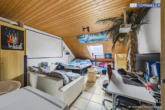 Dachgeschoss - Gepflegtes Dreifamilienhaus mit Garten