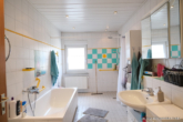 Badezimmer im Obergeschoss - Großes lichtdurchflutetes Einfamilienhaus