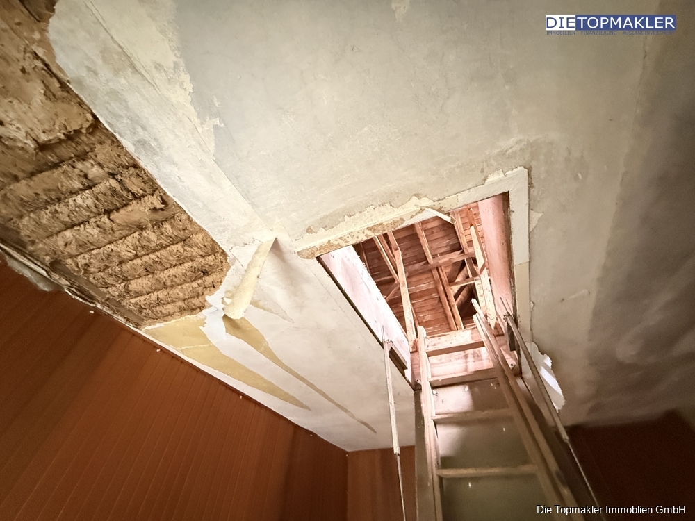 Pflege- und Sozialimmobilie mit 17 Demenzwohnungen und Tagespflege -KfW- 40 Neubau - Treppe zum Dachboden (85588)