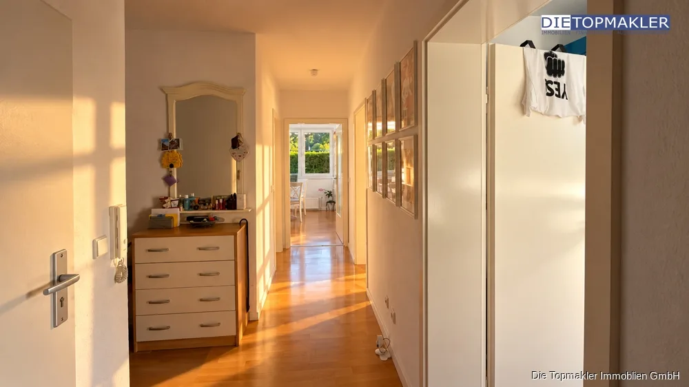 Lichtdurchflutete 4-Zimmer-Erdgeschosswohnung mit eigenem Garten, Balkon & Tiefgarage - Flur (87016)