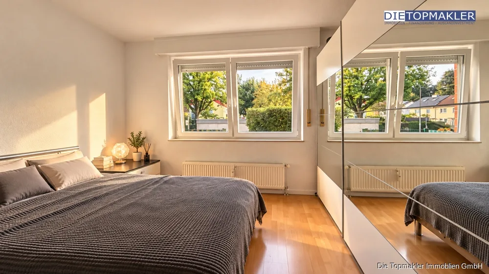 Lichtdurchflutete 4-Zimmer-Erdgeschosswohnung mit eigenem Garten, Balkon & Tiefgarage - Elternschlafzimmer (87021)