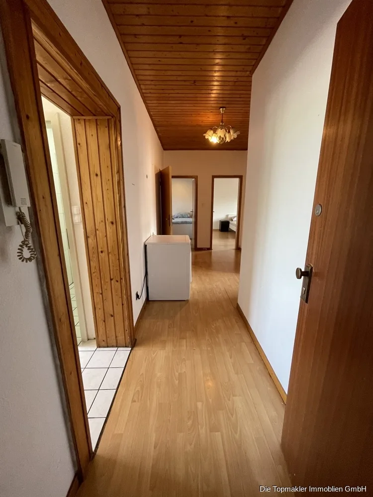Helle Etagenwohnung in Duisburg - Flur (87095)