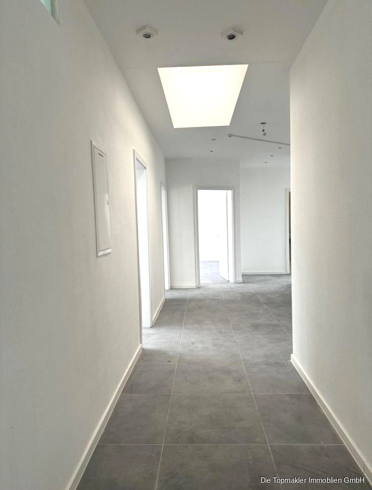 Mehrfamilienhaus mit Entwicklungspotenzial: Neubauprojekt & Gewerbeeinheit - WE rechts (82289)