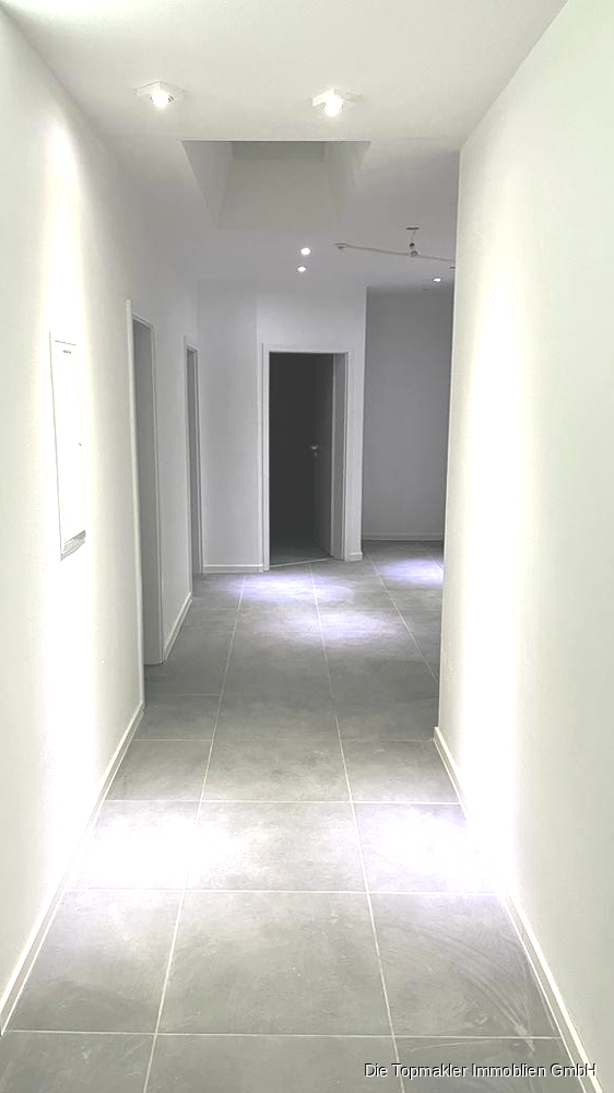 Mehrfamilienhaus mit Entwicklungspotenzial: Neubauprojekt & Gewerbeeinheit - Flur WE rechts (82292)