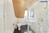 Badezimmer im Obergeschoss - Einfamilienhaus mit Bauplatz