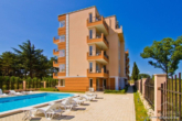Titelbild - Stilvolles 2-Zimmer-Apartment mit Jacuzzi-Terrasse im Komplex „Pomorie Residence“