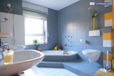 Einfamilienhaus mit Einliegerwohnung und PV-Anlage - Badezimmer mit Dusche und Badewanne_Haus
