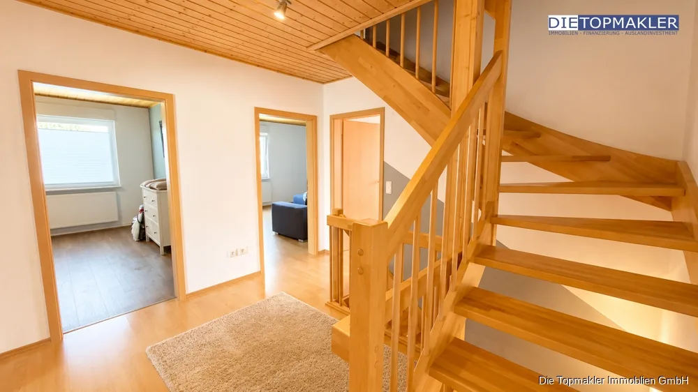 Großzügige Doppelhaushälfte mit fünf Schlafzimmern – ideal für die große Familie - Treppe zum Dachgeschoss (86772)