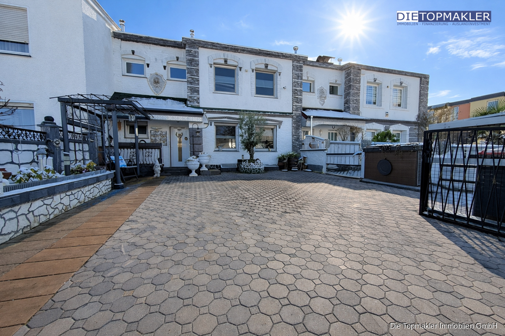 Lichtdurchflutetes Reihenhaus mit Garten & Loggia – ideal für Familien - Zufahrt (83083)