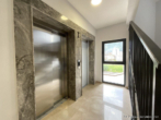 Bild - Neuwertiges 1-Zimmer-Apartment mit Bergblick – 10 Gehminuten zum Meer